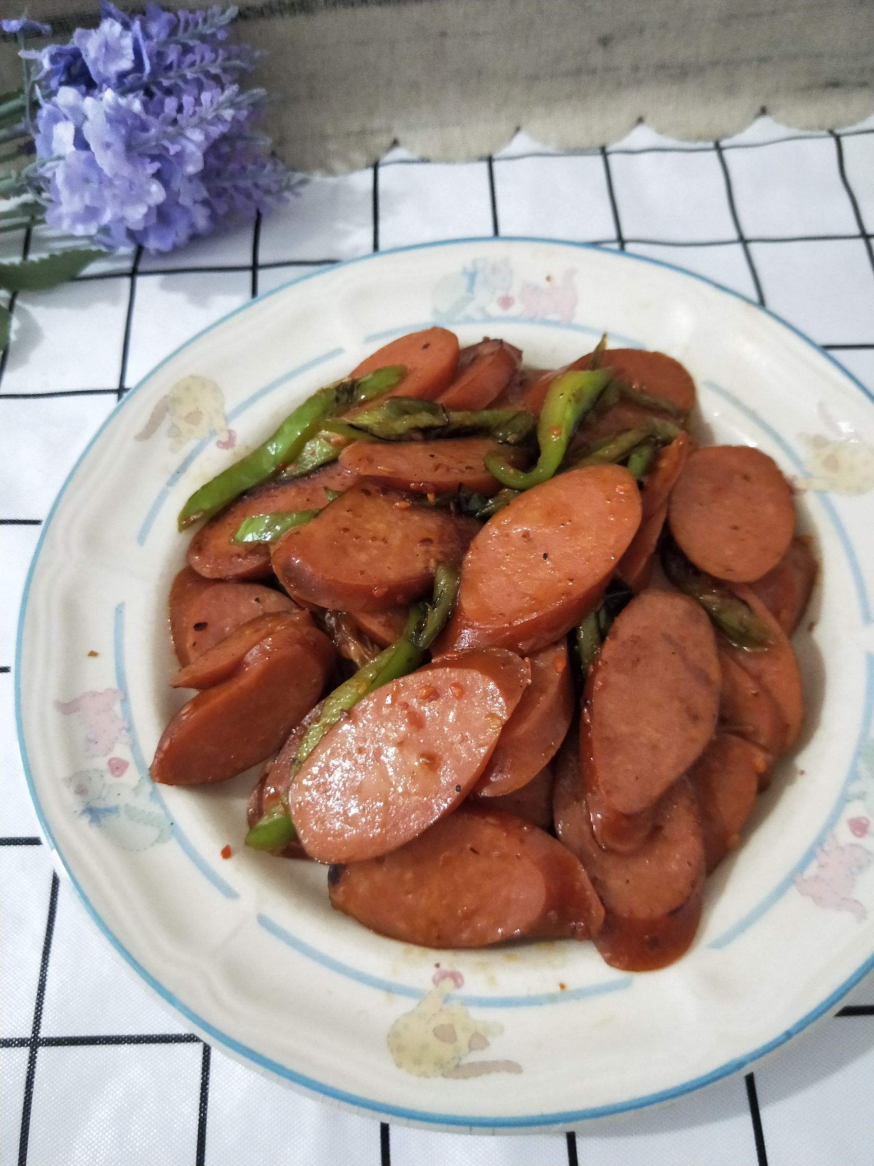 青椒蒜味腸的做法-家常味炒菜譜-易網(wǎng)健康養(yǎng)生網(wǎng) 青椒蒜味腸的做法-家常味炒菜譜