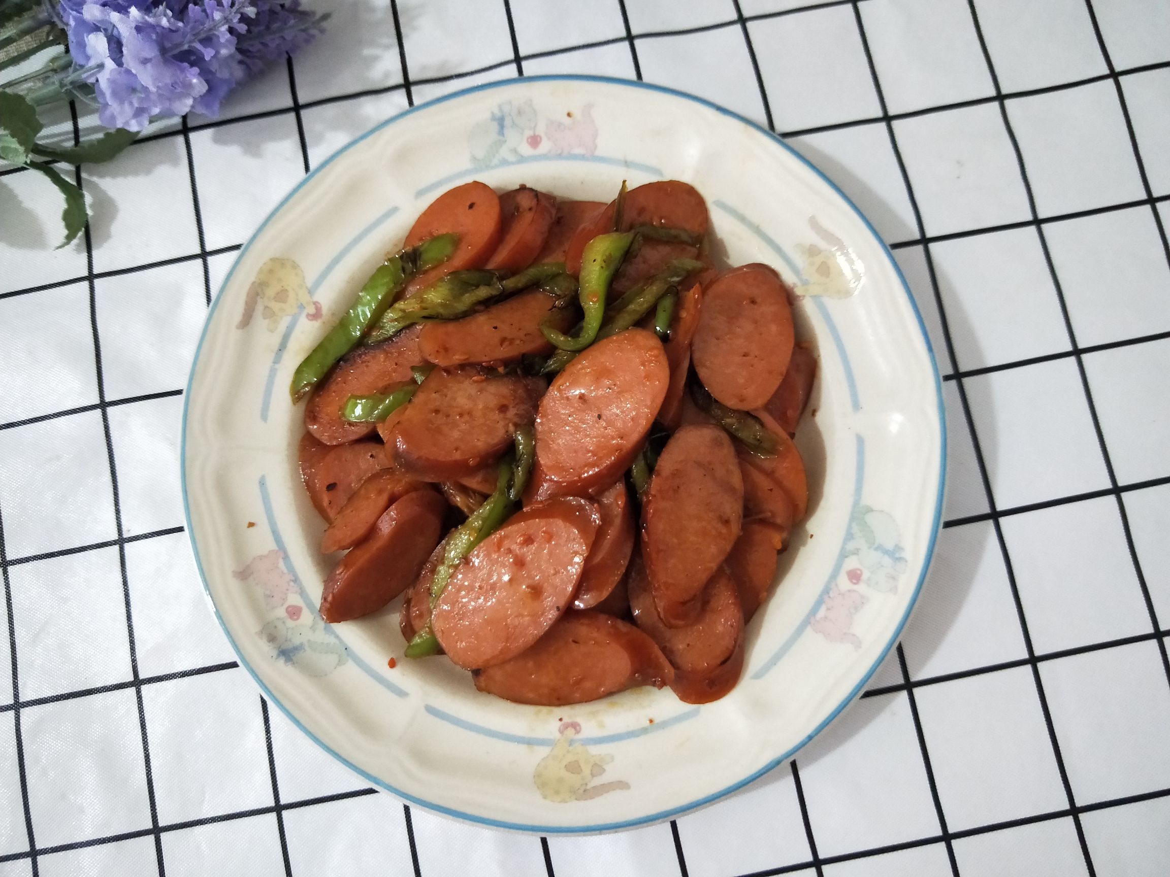 青椒蒜味腸的做法-家常味炒菜譜-易網(wǎng)健康養(yǎng)生網(wǎng) 青椒蒜味腸的做法-家常味炒菜譜