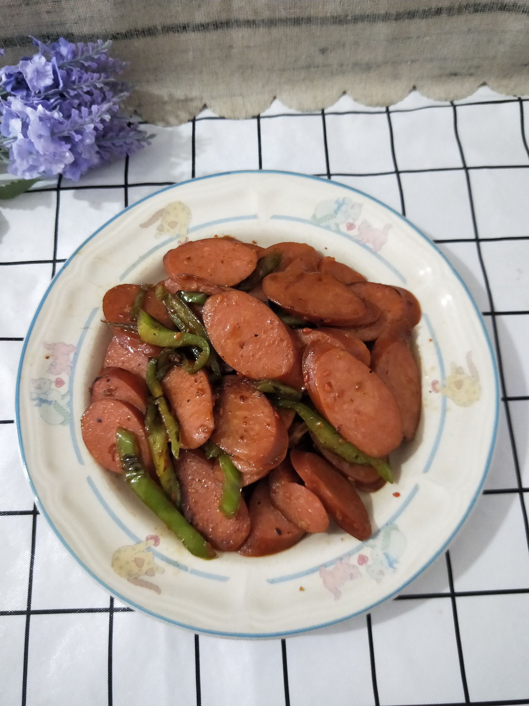 青椒蒜味腸的做法-家常味炒菜譜-易網(wǎng)健康養(yǎng)生網(wǎng) 青椒蒜味腸的做法-家常味炒菜譜
