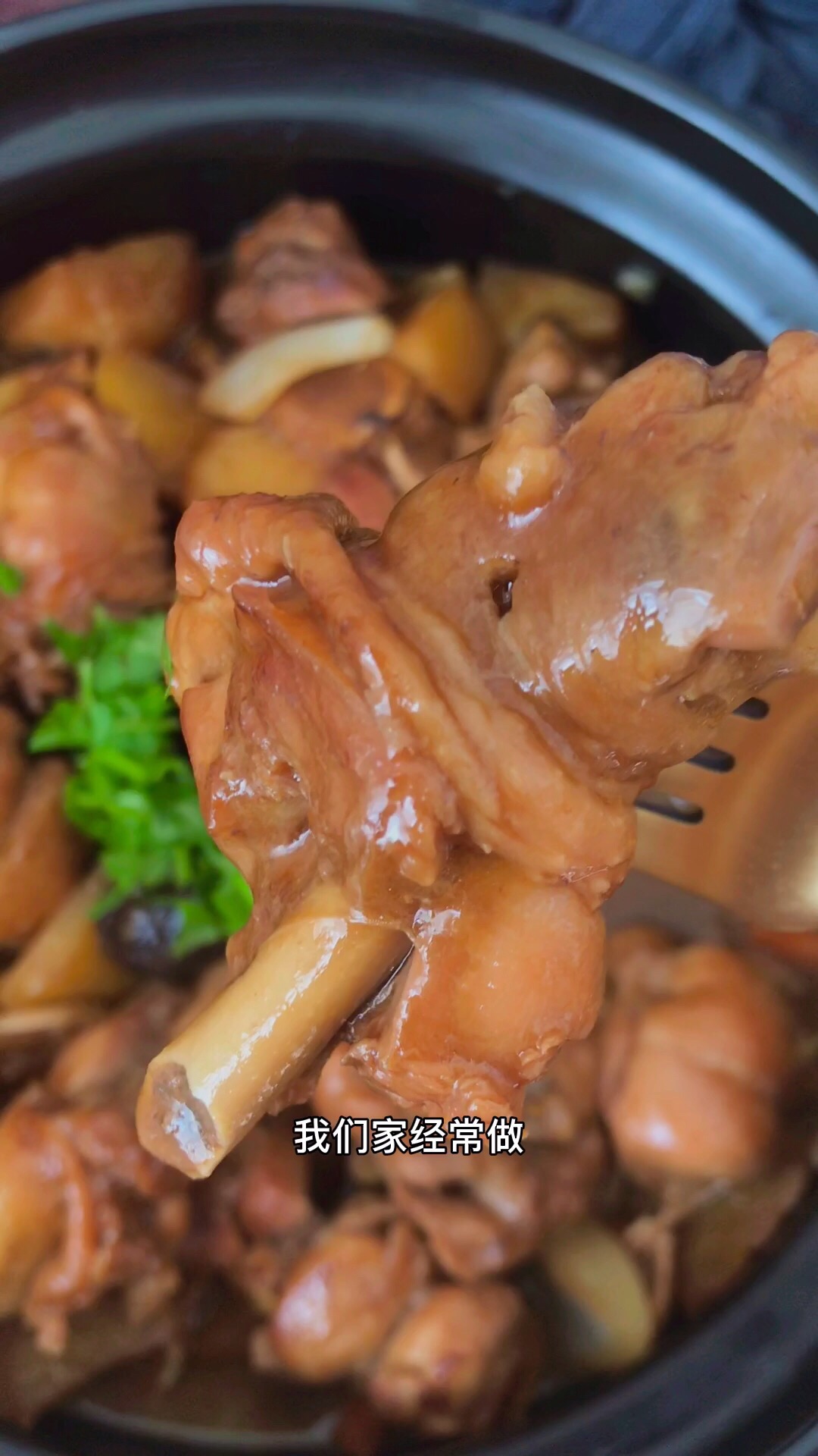鮮香下飯的土豆燜雞腿的做法-家常味燜菜譜-易網健康養生網 鮮香下飯的土豆燜雞腿的做法-家常味燜菜譜
