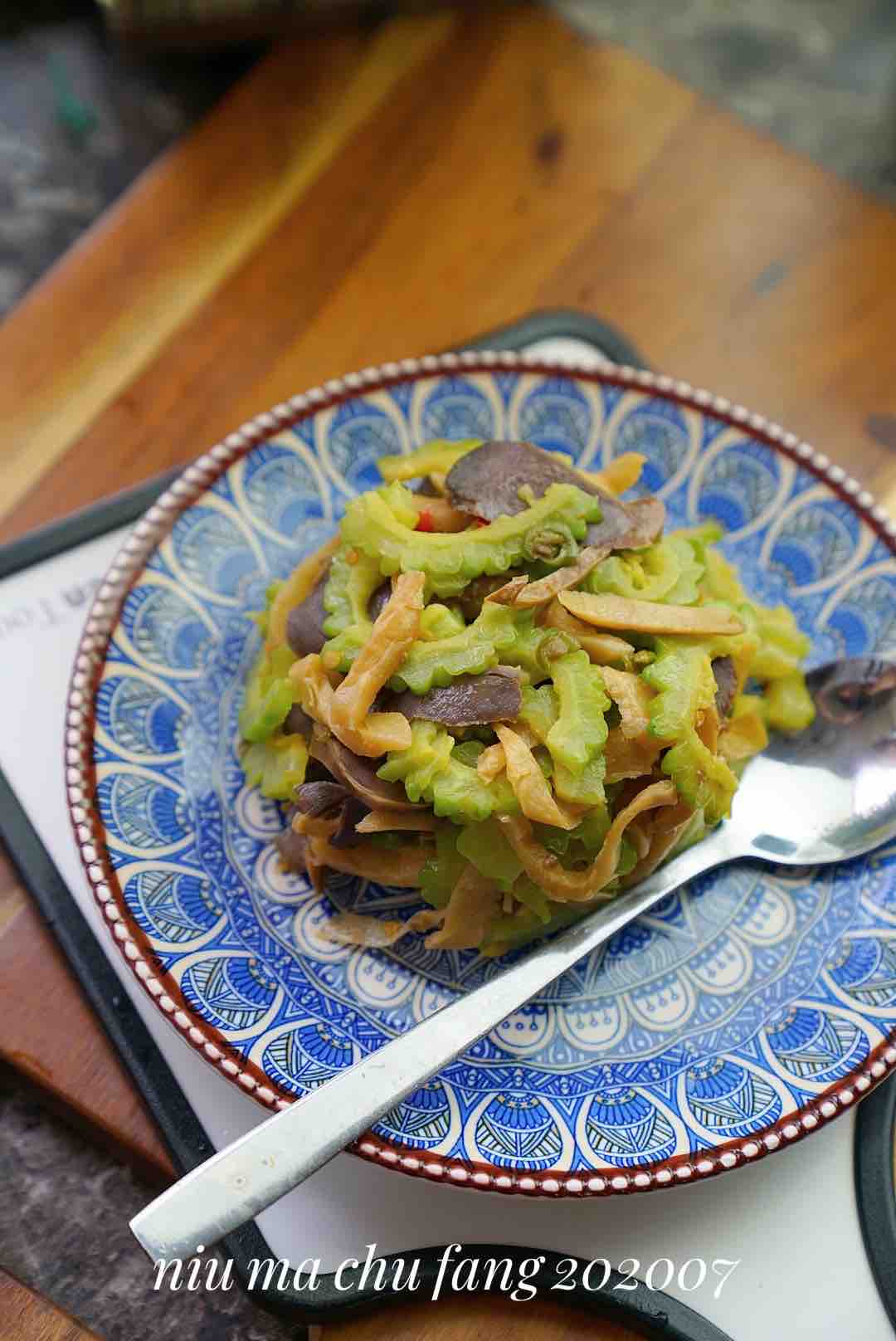 鴨胗炒苦瓜的做法-家常味炒菜譜-易網(wǎng)健康養(yǎng)生網(wǎng) 鴨胗炒苦瓜的做法-家常味炒菜譜