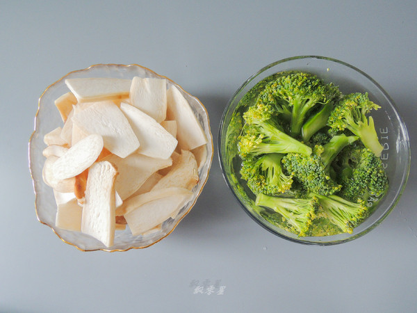 干鍋西藍(lán)花杏鮑菇的做法-家常味煮菜譜