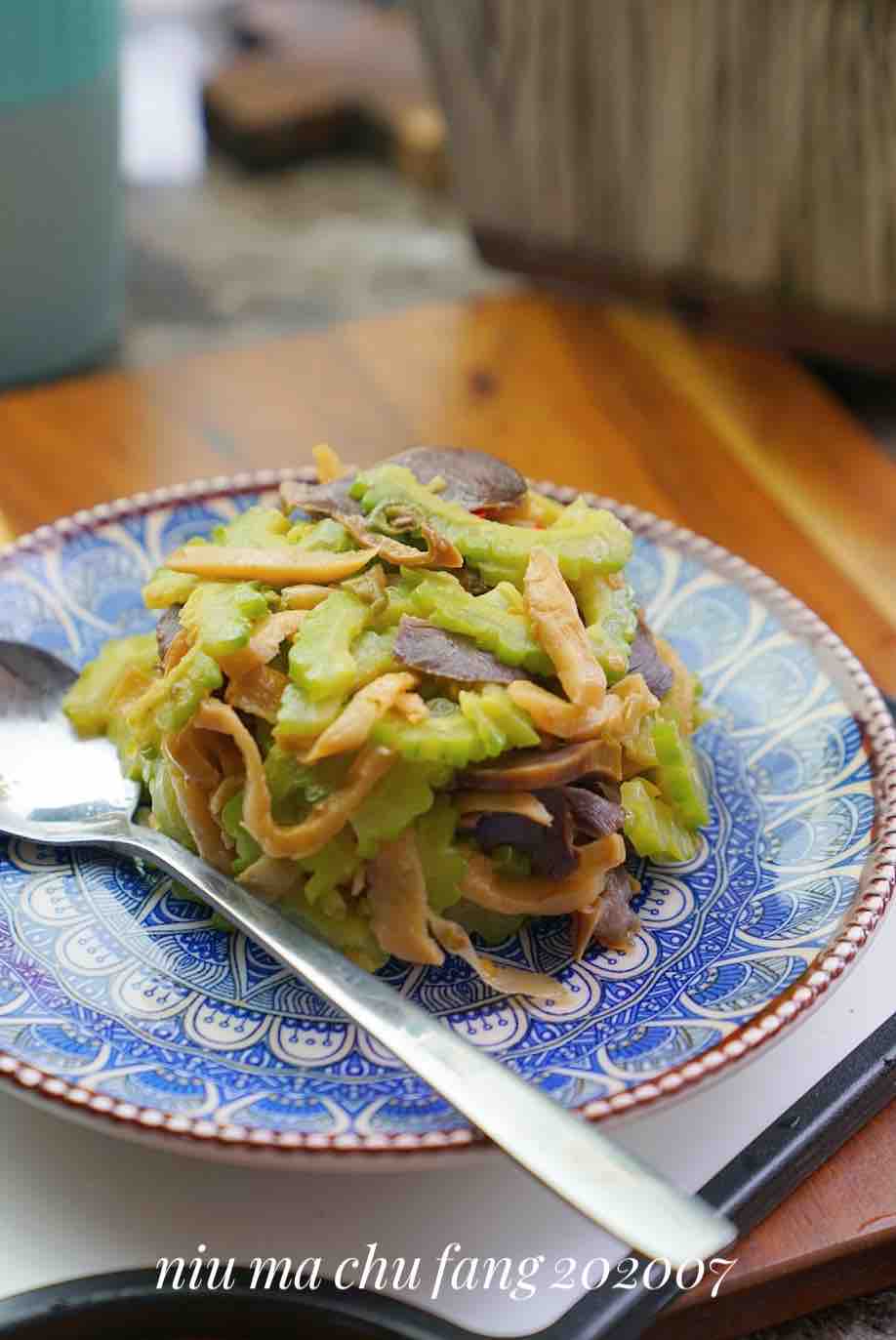 鴨胗炒苦瓜的做法-家常味炒菜譜-易網(wǎng)健康養(yǎng)生網(wǎng) 鴨胗炒苦瓜的做法-家常味炒菜譜