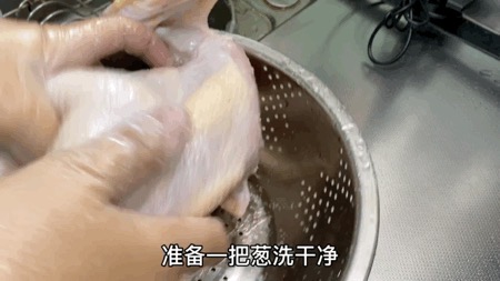 家庭版【蔥油雞】管它正宗不正宗，好吃才是王道呀~秘訣全在這！的做法-咸鮮味蒸菜譜