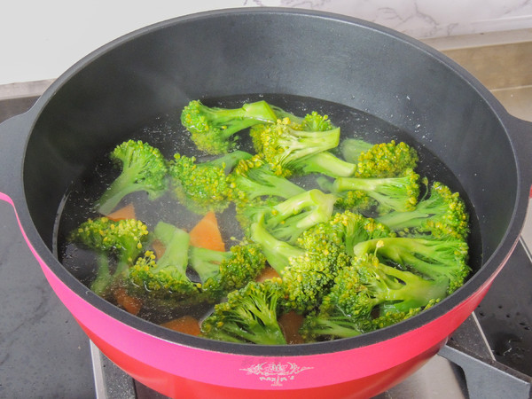 干鍋西藍(lán)花杏鮑菇的做法-家常味煮菜譜