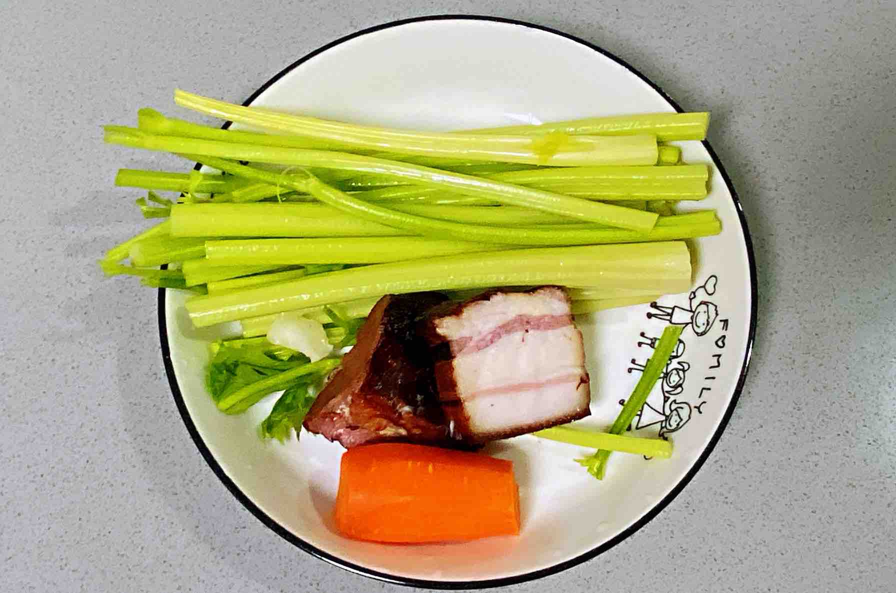 臘肉炒西芹，臘味十足、脆爽可口～的做法-家常味炒菜譜