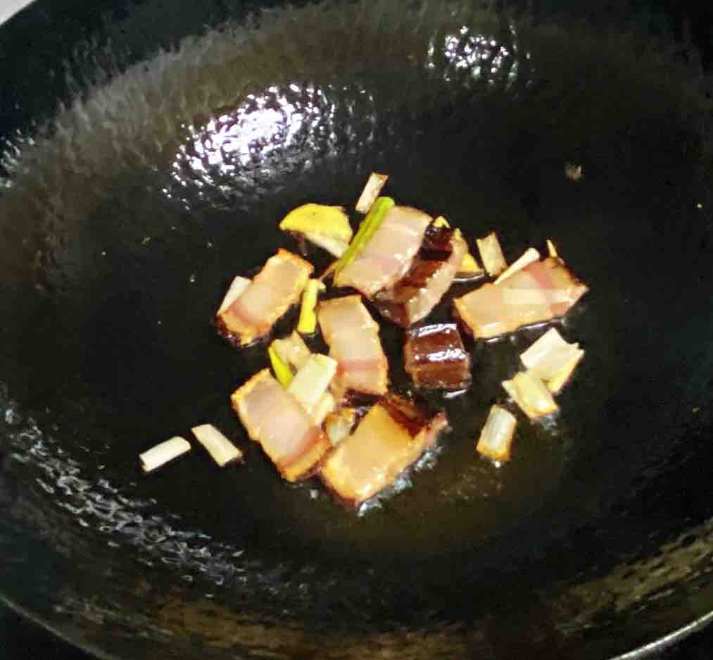 臘肉炒西芹，臘味十足、脆爽可口～的做法-家常味炒菜譜