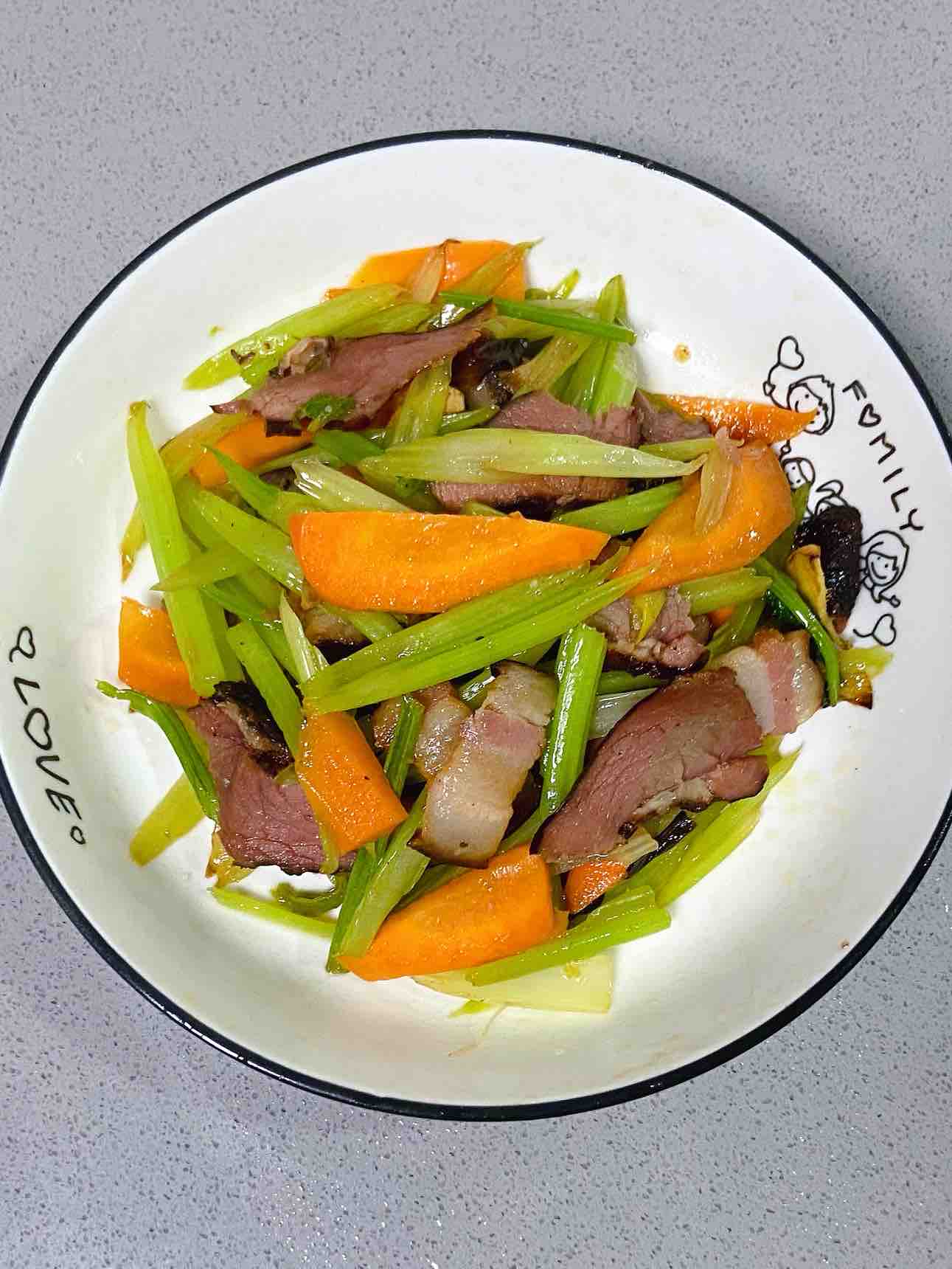 臘肉炒西芹，臘味十足、脆爽可口～的做法-家常味炒菜譜