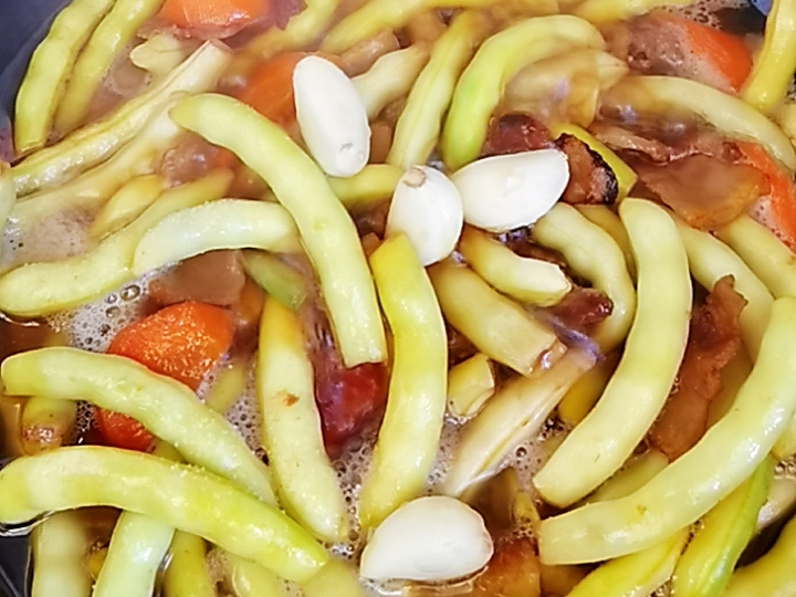 我是半滴雨#來自內蒙古#，參賽作品為農家豆角小炒肉，豆大飽滿營養下飯的做法-家常味炒菜譜