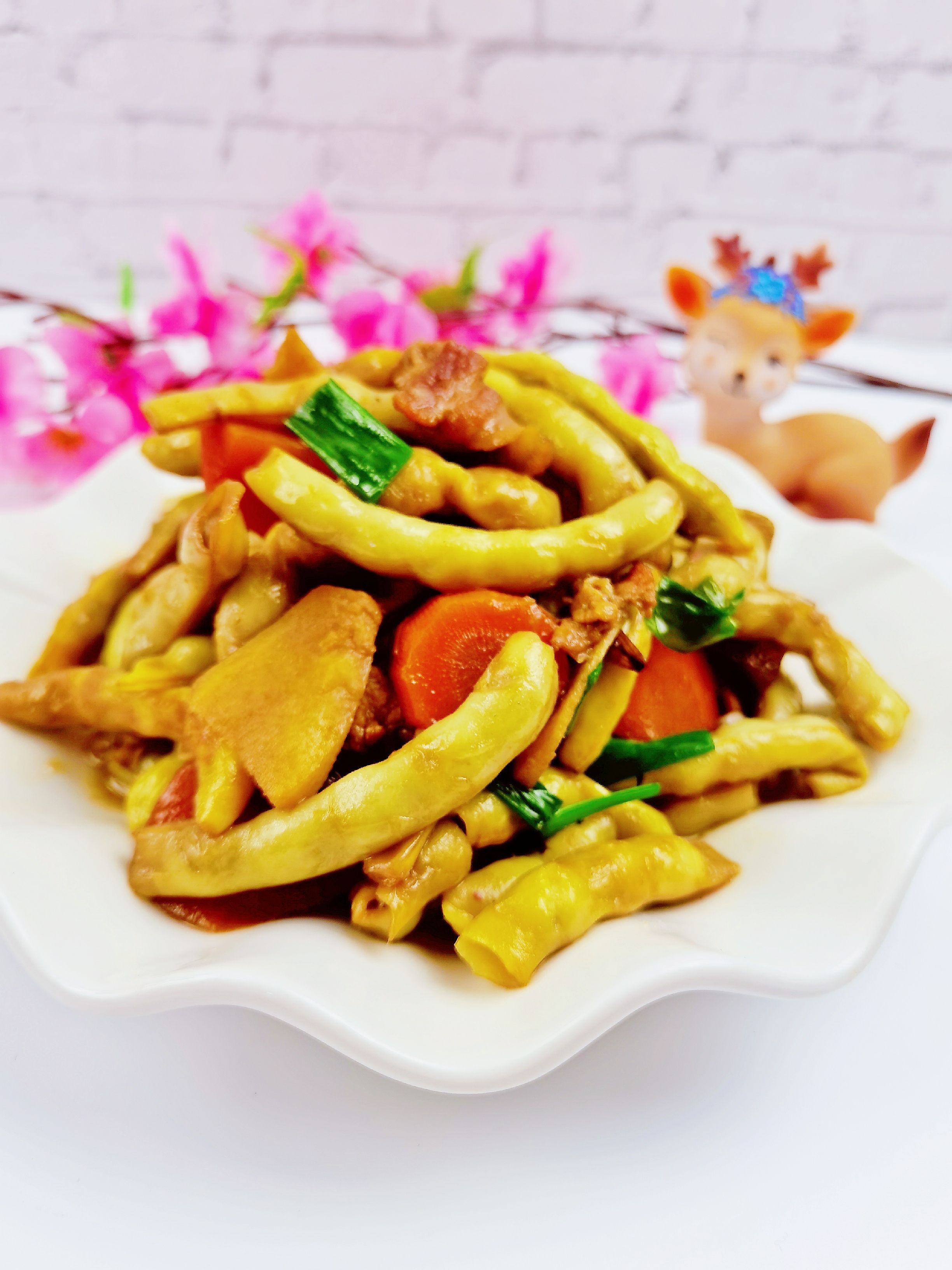 我是半滴雨#來自內蒙古#，參賽作品為農家豆角小炒肉，豆大飽滿營養下飯的做法-家常味炒菜譜
