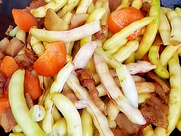 我是半滴雨#來自內蒙古#，參賽作品為農家豆角小炒肉，豆大飽滿營養下飯的做法-家常味炒菜譜