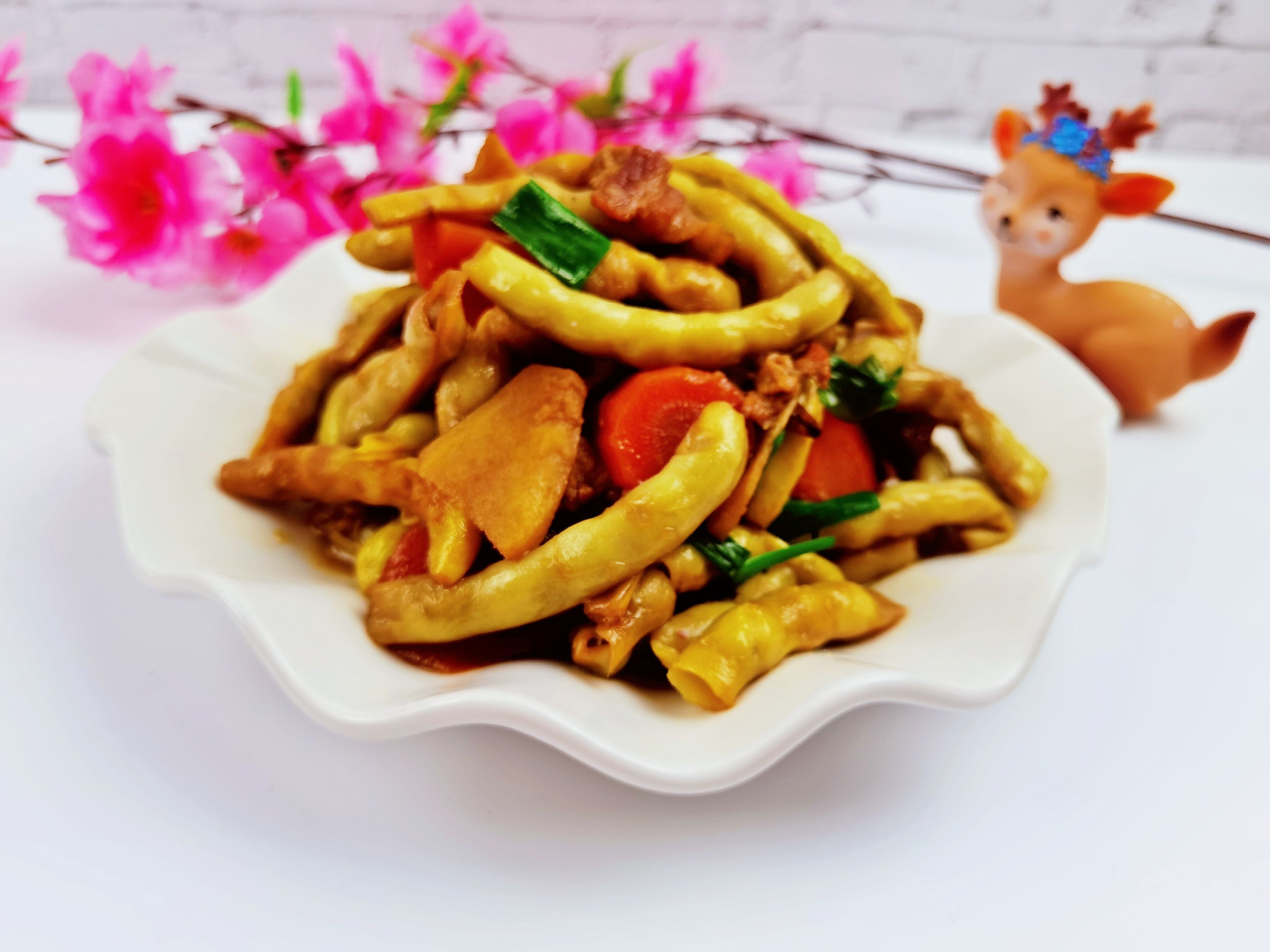 我是半滴雨#來自內蒙古#，參賽作品為農家豆角小炒肉，豆大飽滿營養下飯的做法-家常味炒菜譜