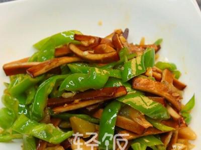 榨菜青椒炒香干丨小孩子老人補鈣身體健壯，不容易吃就可惜了的作法-家常味燒菜譜