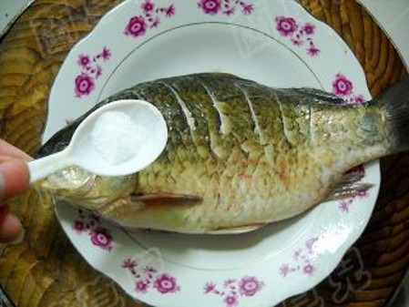 玫瑰腐乳燒鯽魚的做法-醬香味燒菜譜