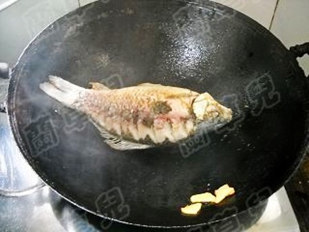 玫瑰腐乳燒鯽魚的做法-醬香味燒菜譜