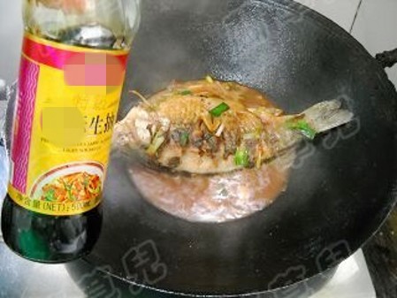 玫瑰腐乳燒鯽魚的做法-醬香味燒菜譜