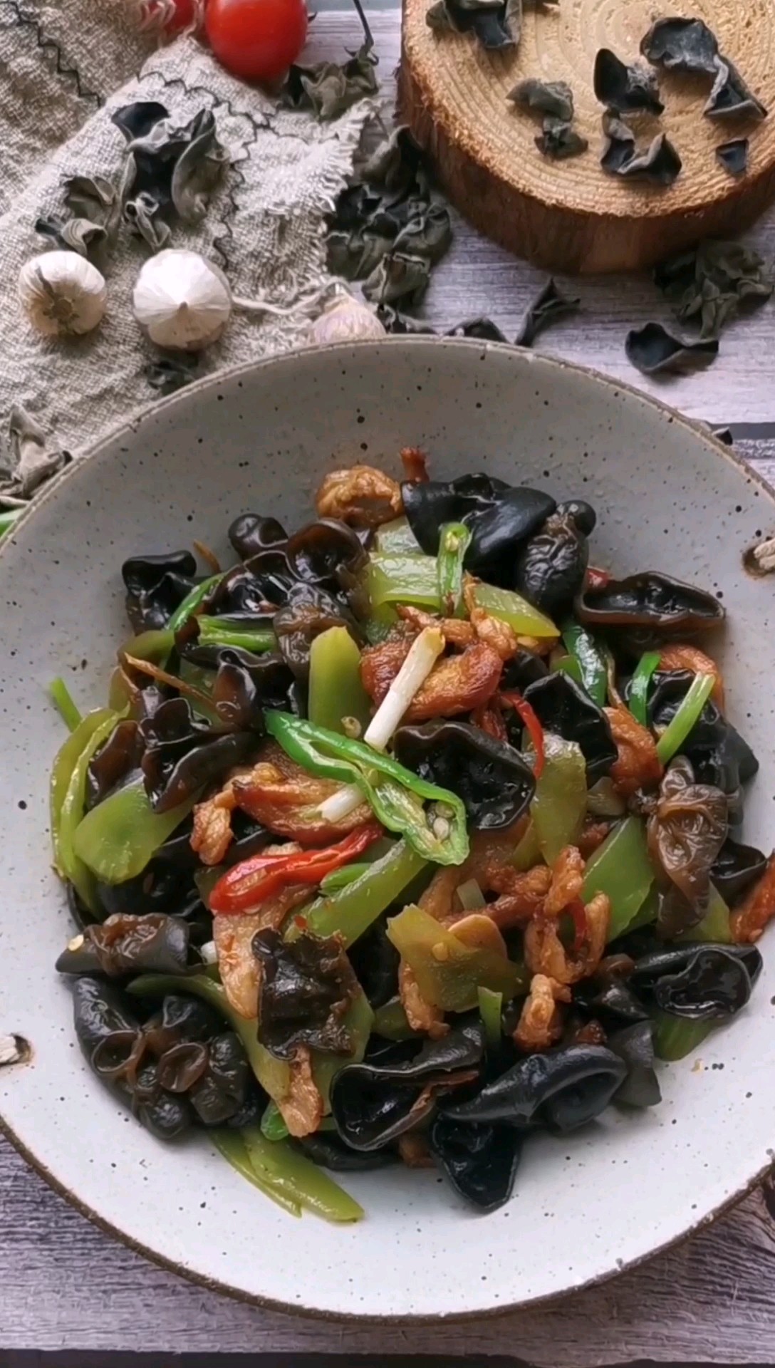 木耳萵筍炒肉的做法-家常味炒菜譜