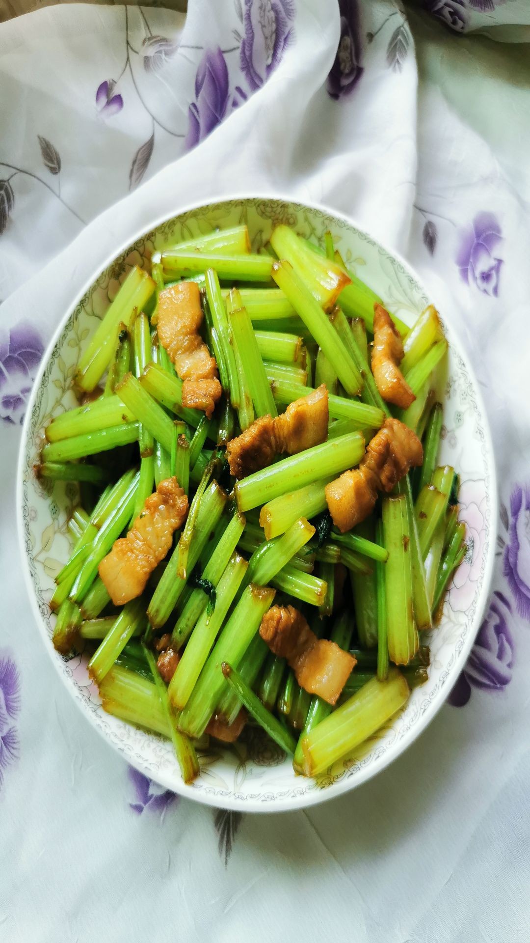 五花肉炒芹菜的做法-家常味炒菜譜-易網(wǎng)健康養(yǎng)生網(wǎng) 五花肉炒芹菜的做法-家常味炒菜譜