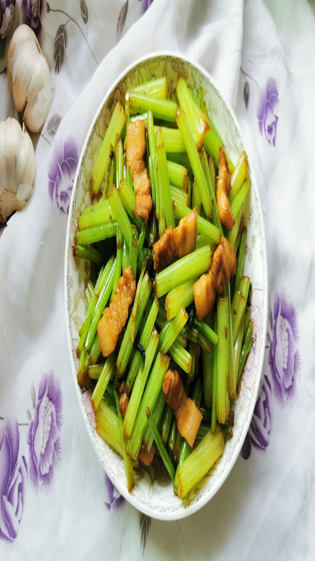 五花肉炒芹菜的做法-家常味炒菜譜-易網(wǎng)健康養(yǎng)生網(wǎng) 五花肉炒芹菜的做法-家常味炒菜譜
