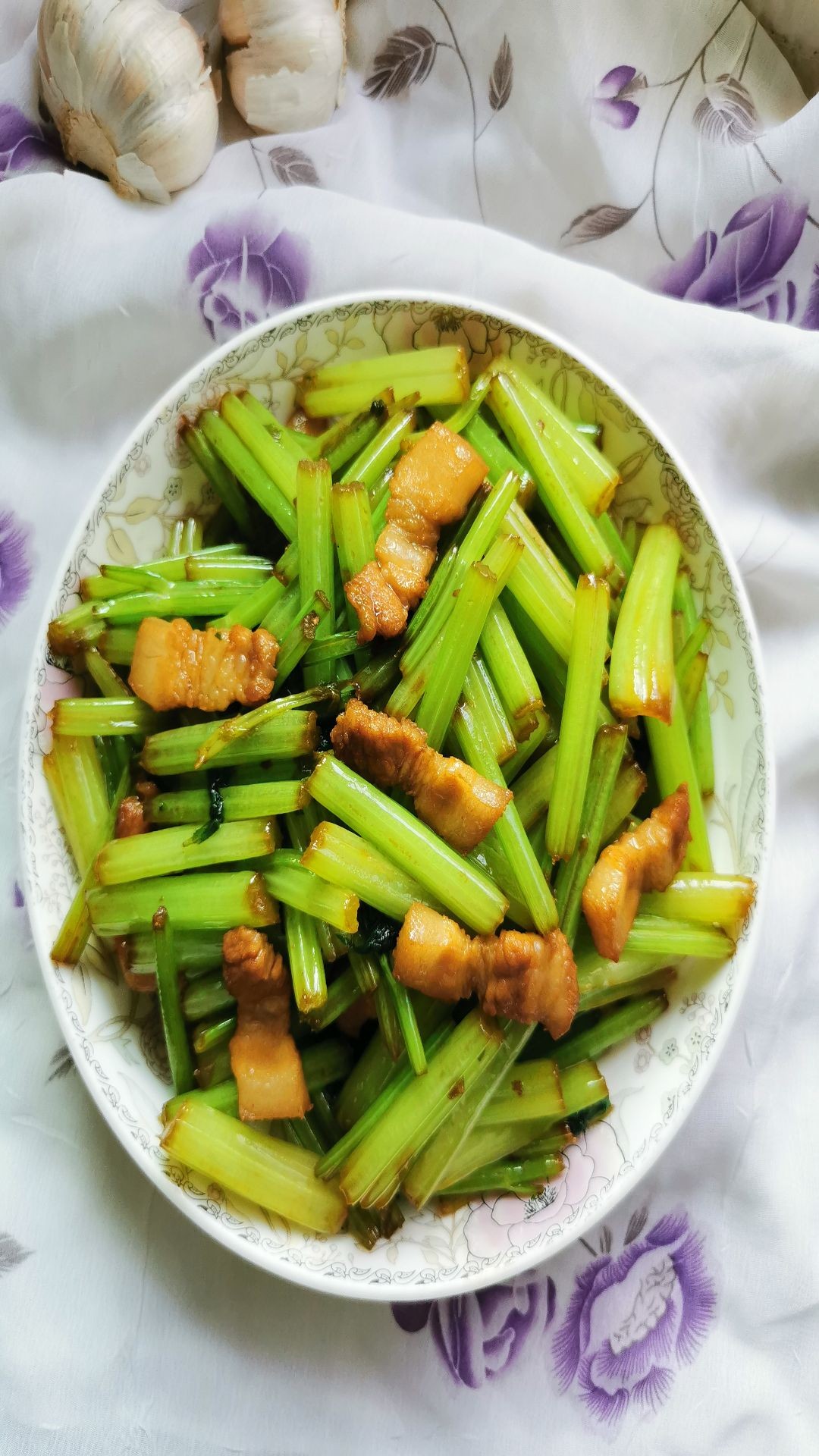 五花肉炒芹菜的做法-家常味炒菜譜-易網(wǎng)健康養(yǎng)生網(wǎng) 五花肉炒芹菜的做法-家常味炒菜譜