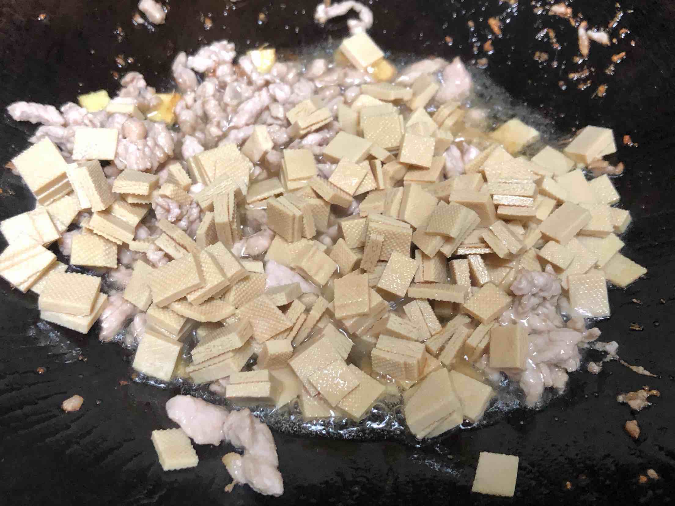 蒜薹肉丁炒豆干的做法-家常味炒菜譜
