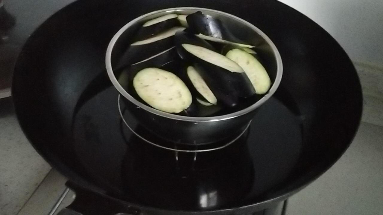 解暑開(kāi)胃的涼拌茄子的做法-咸鮮味蒸菜譜