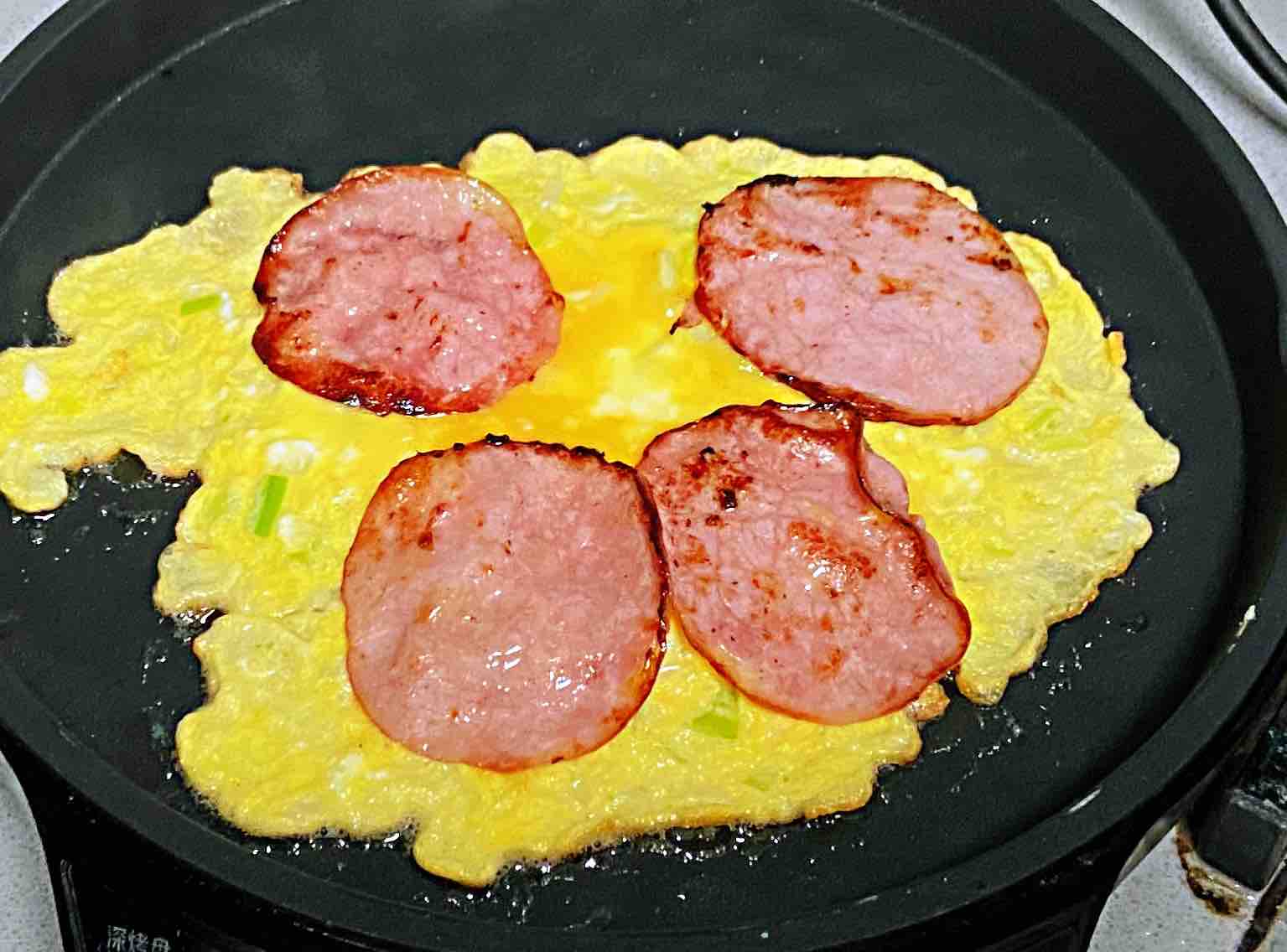 【孕婦食譜】火腿芝士蛋卷，色澤金黃，營養(yǎng)豐富～的做法-蔥香味煎菜譜