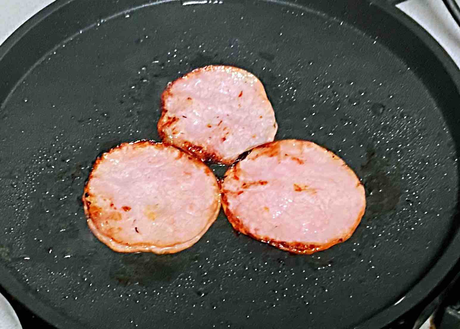 【孕婦食譜】火腿芝士蛋卷，色澤金黃，營養(yǎng)豐富～的做法-蔥香味煎菜譜