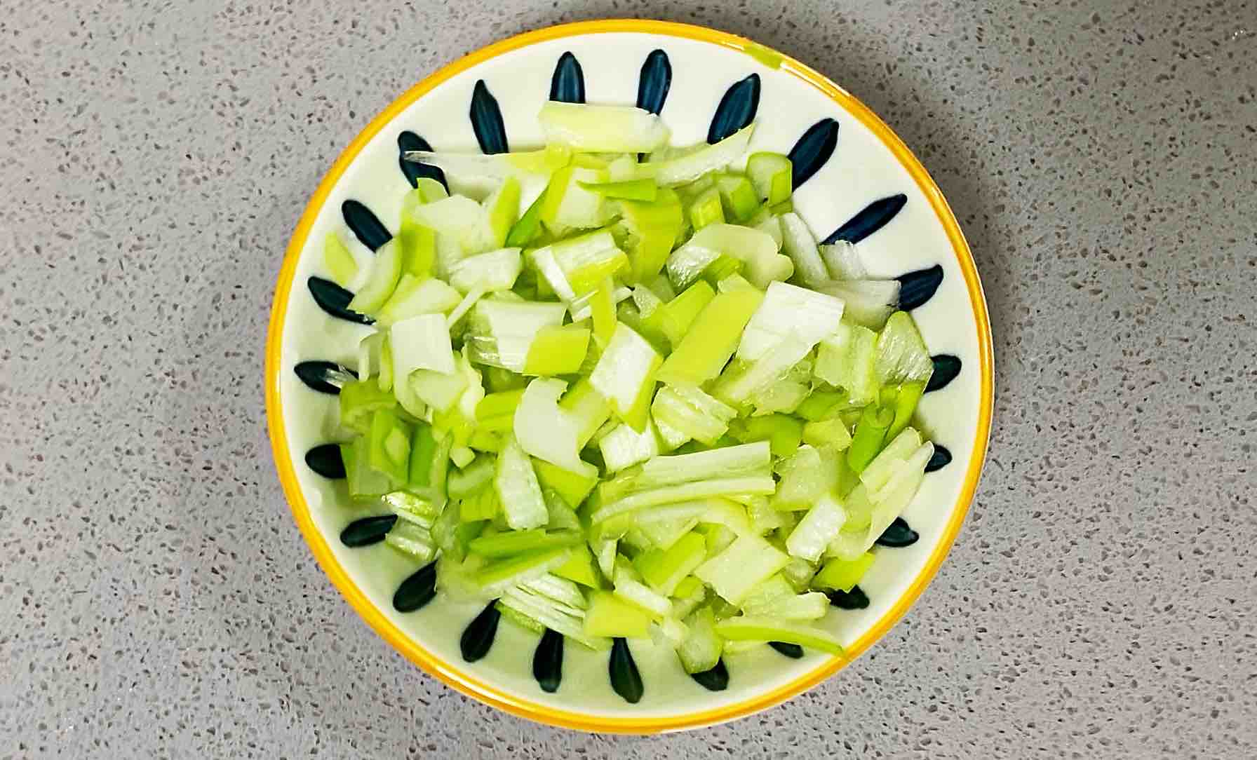 【孕婦食譜】火腿芝士蛋卷，色澤金黃，營養(yǎng)豐富～的做法-蔥香味煎菜譜