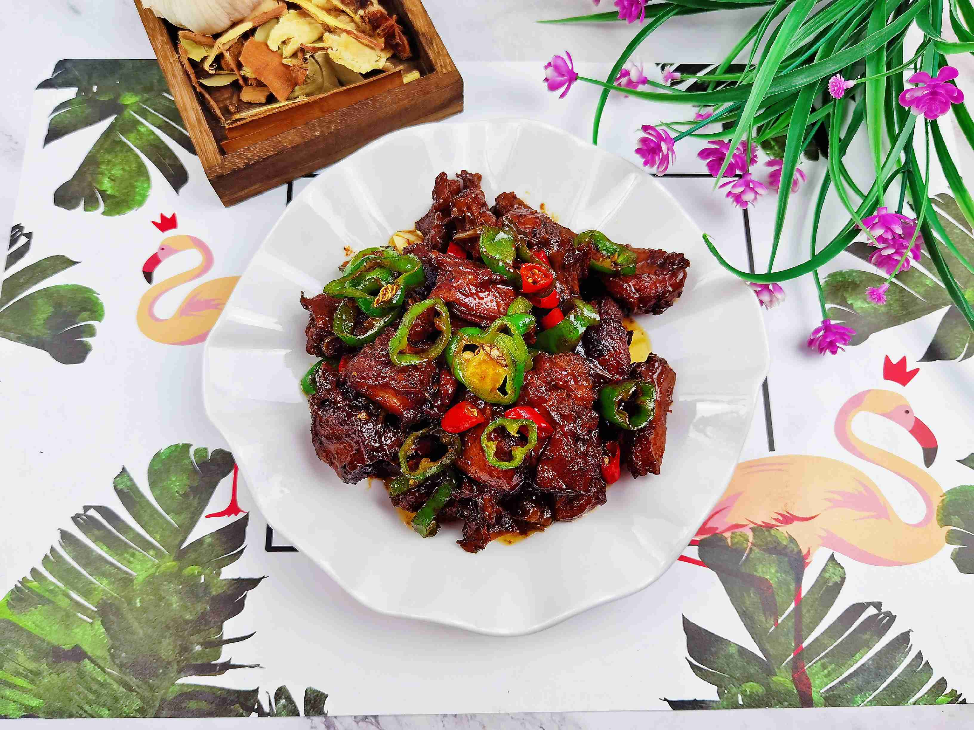 秋季一起來(lái)吃鴨，不含1滴水的香辣啤酒鴨，鮮美入味超下飯，吃完不要開(kāi)車哦的做法-香辣味燜菜譜