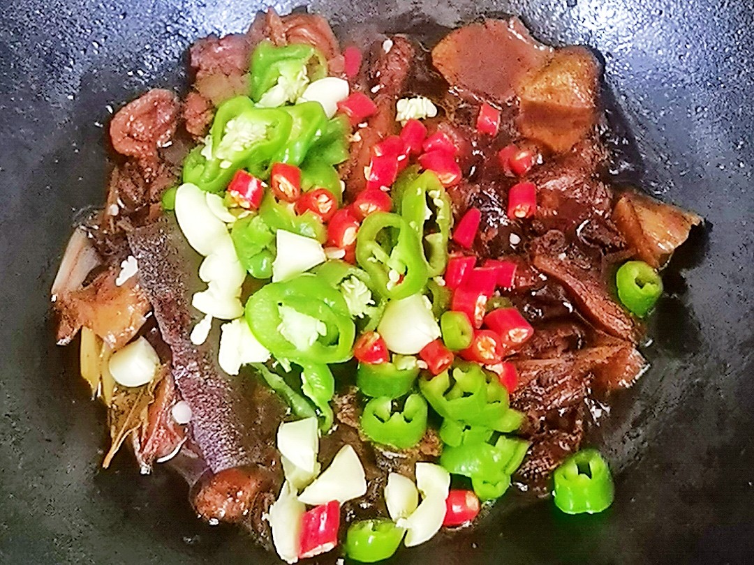 秋季一起來(lái)吃鴨，不含1滴水的香辣啤酒鴨，鮮美入味超下飯，吃完不要開(kāi)車哦的做法-香辣味燜菜譜