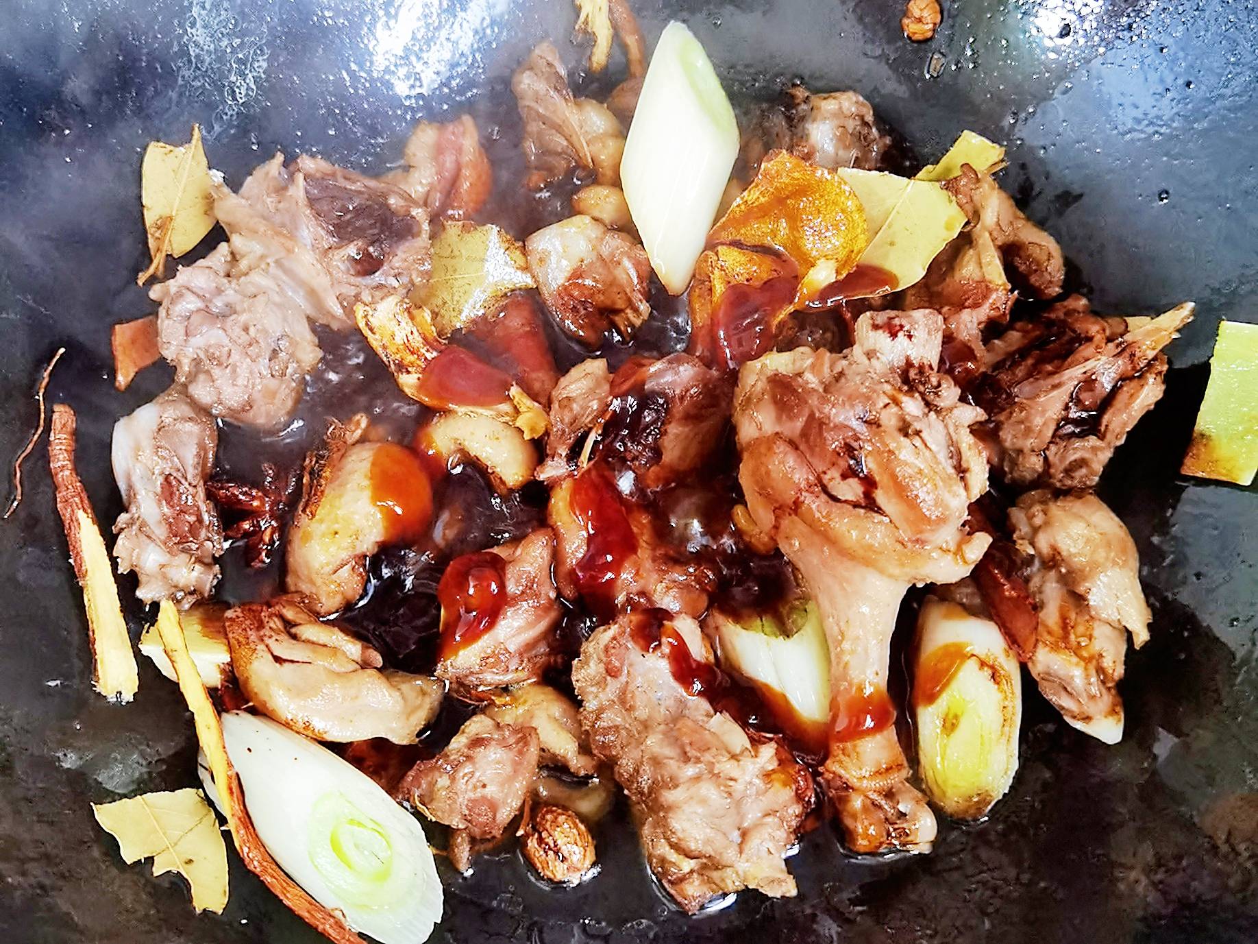 秋季一起來(lái)吃鴨，不含1滴水的香辣啤酒鴨，鮮美入味超下飯，吃完不要開(kāi)車哦的做法-香辣味燜菜譜