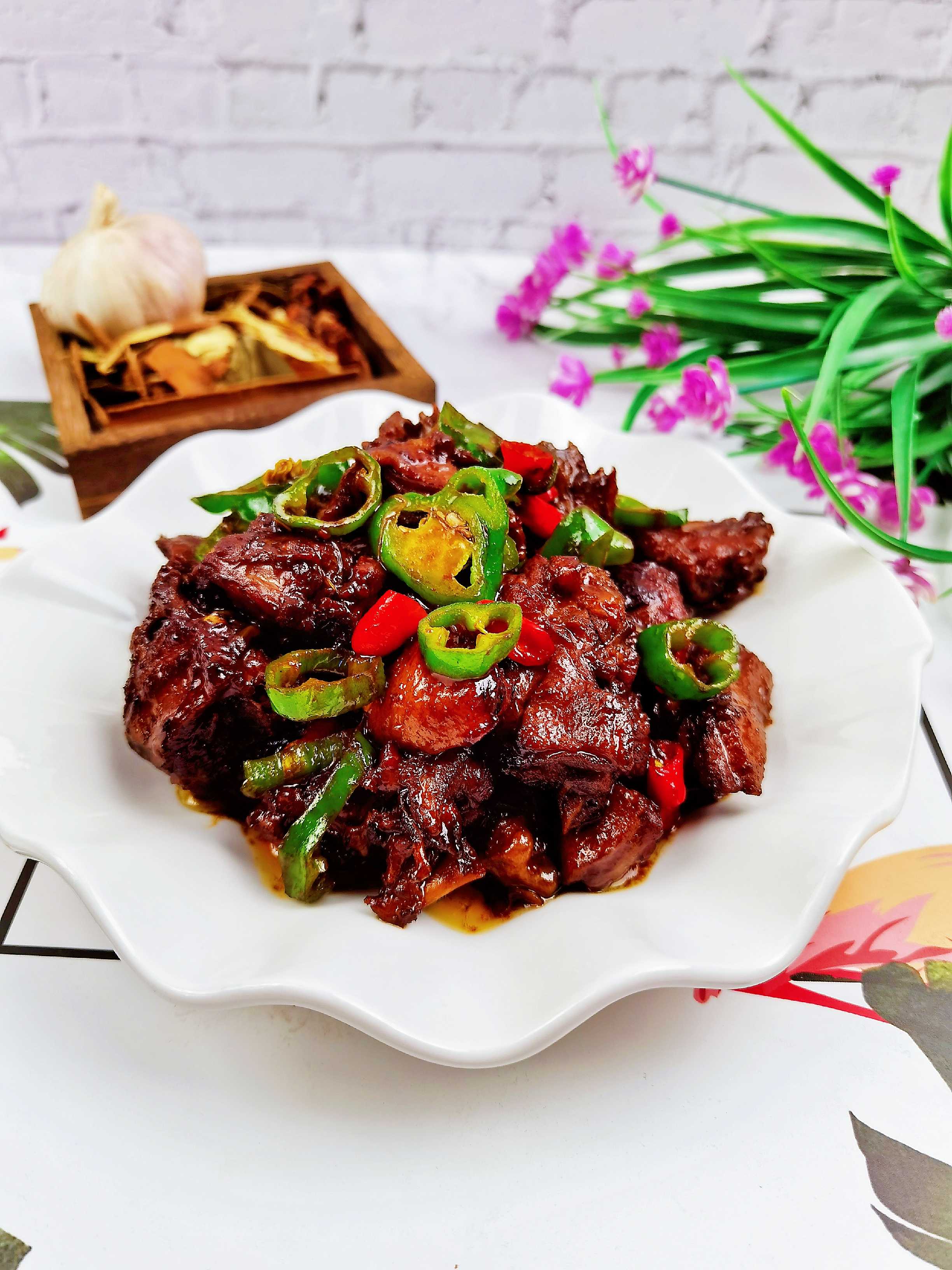 秋季一起來(lái)吃鴨，不含1滴水的香辣啤酒鴨，鮮美入味超下飯，吃完不要開(kāi)車哦的做法-香辣味燜菜譜