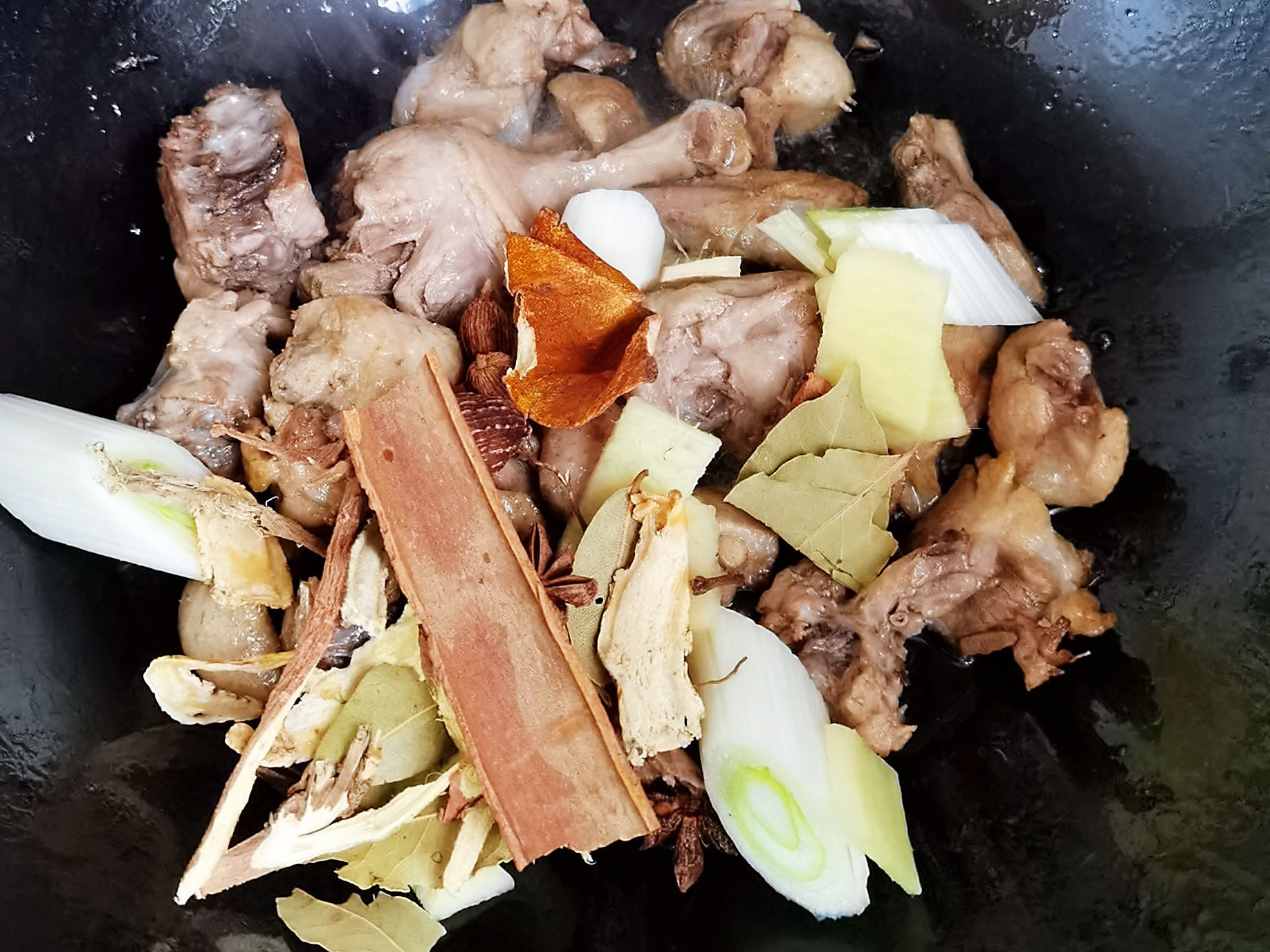 秋季一起來(lái)吃鴨，不含1滴水的香辣啤酒鴨，鮮美入味超下飯，吃完不要開(kāi)車哦的做法-香辣味燜菜譜