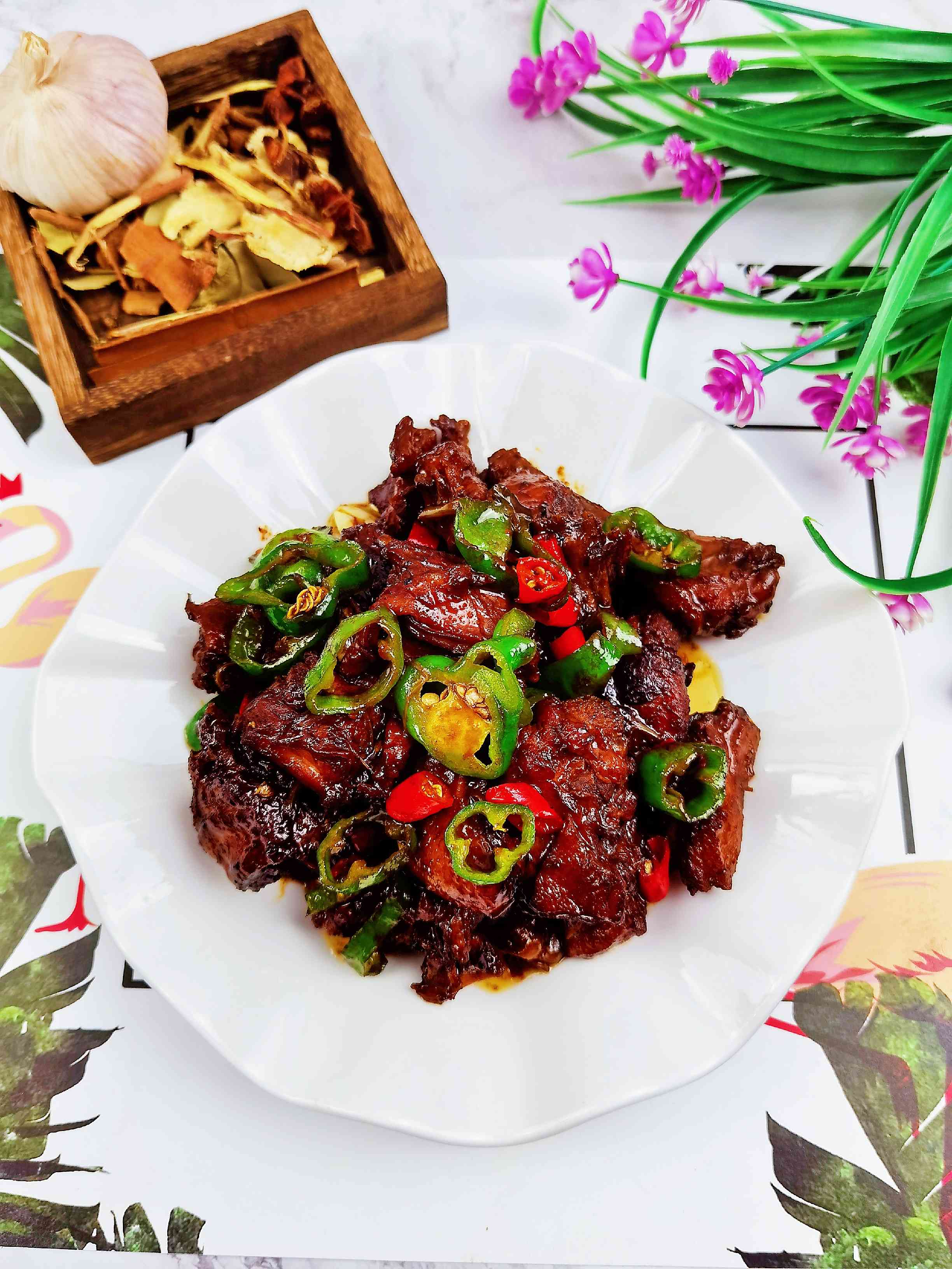 秋季一起來(lái)吃鴨，不含1滴水的香辣啤酒鴨，鮮美入味超下飯，吃完不要開(kāi)車哦的做法-香辣味燜菜譜