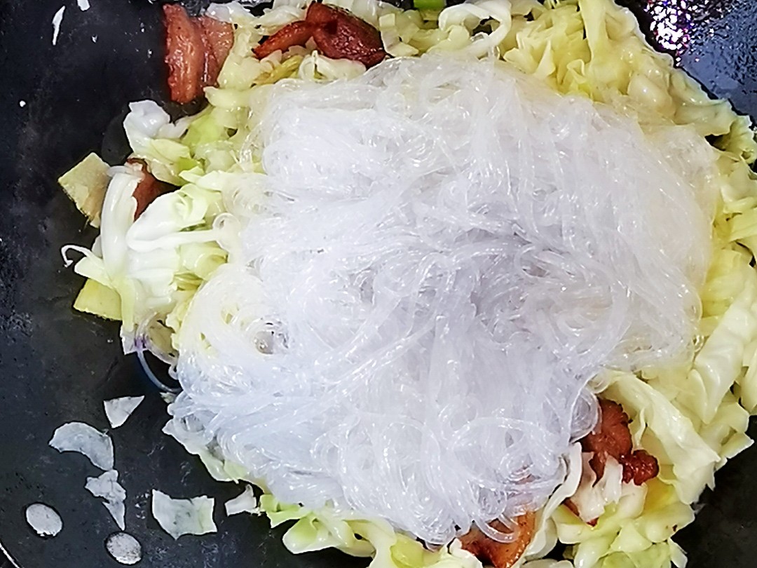 圓白菜粉絲小炒肉，圓白菜這么做，2碗米飯不夠吃的做法-咸鮮味炒菜譜