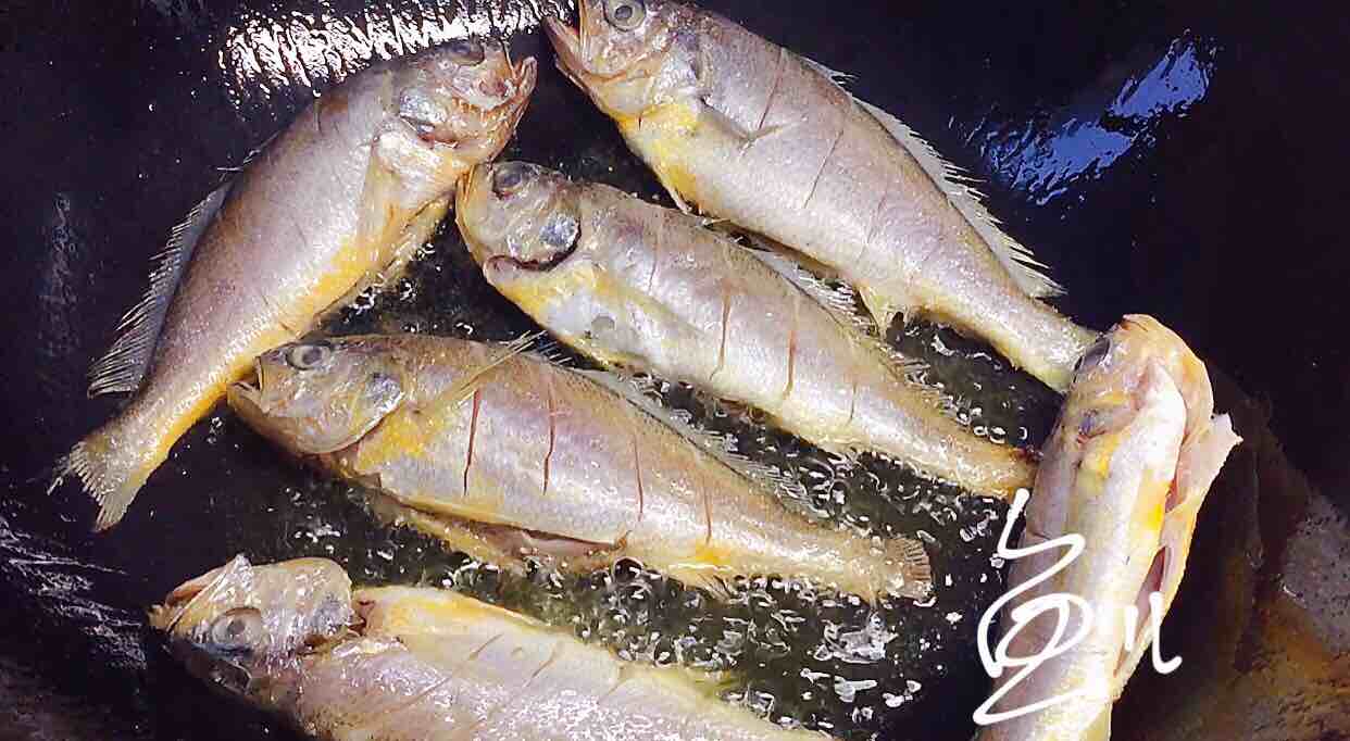 香辣小黃魚(yú)的做法-香辣味燉菜譜