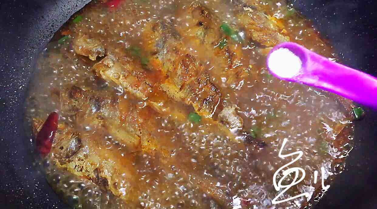 香辣小黃魚(yú)的做法-香辣味燉菜譜