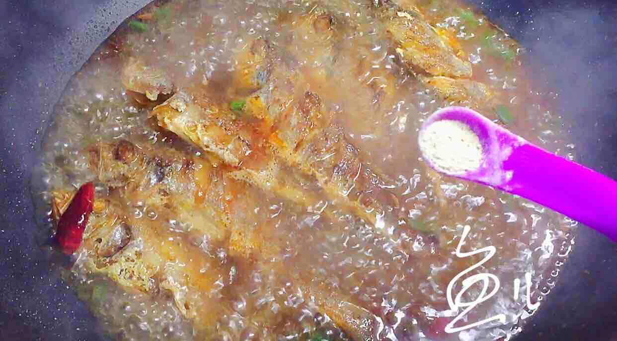 香辣小黃魚(yú)的做法-香辣味燉菜譜