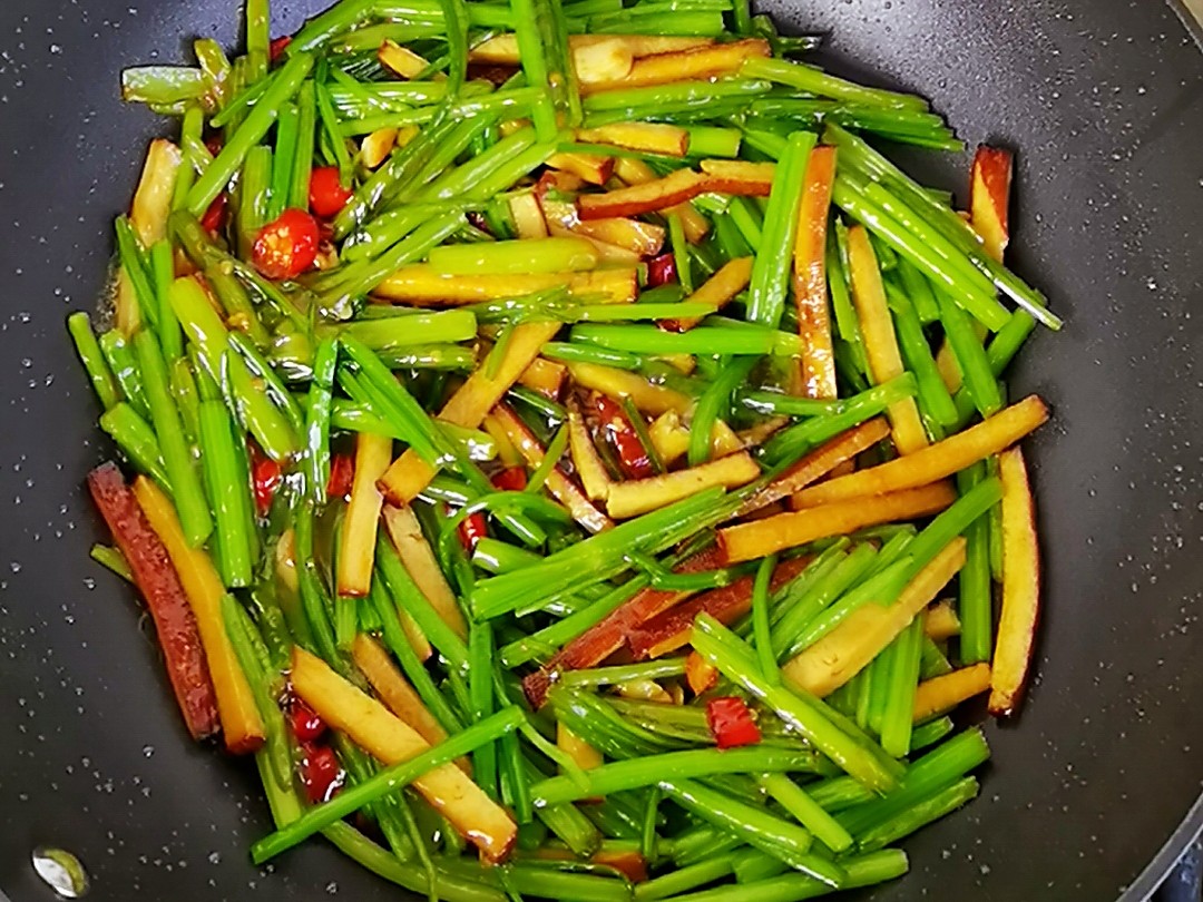 芹菜炒香干，到底先炒芹菜還是先炒香干?很多人做錯了，當然不好吃的做法-家常味炒菜譜