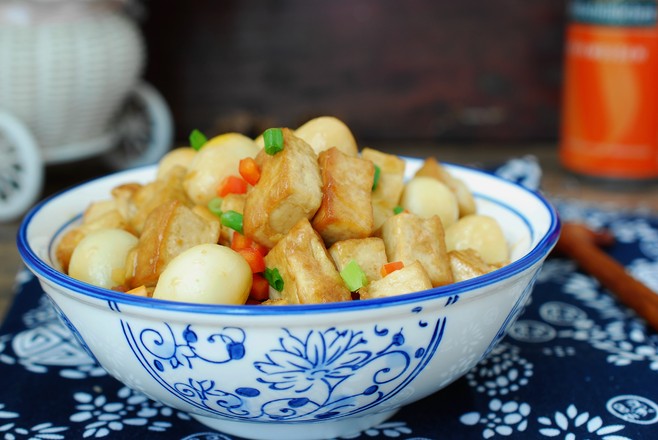 啤酒鵪鶉蛋燉豆腐的做法-家常味燉菜譜-易網(wǎng)健康養(yǎng)生網(wǎng) 啤酒鵪鶉蛋燉豆腐的做法-家常味燉菜譜