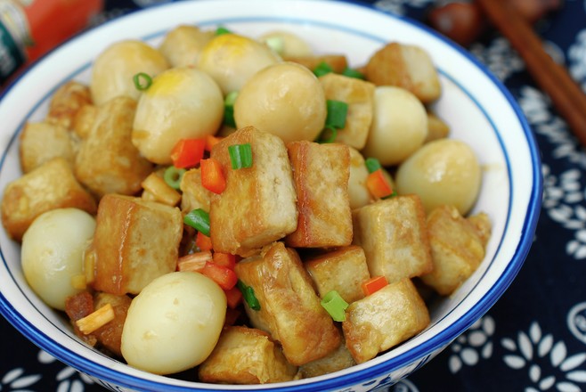 啤酒鵪鶉蛋燉豆腐的做法-家常味燉菜譜-易網(wǎng)健康養(yǎng)生網(wǎng) 啤酒鵪鶉蛋燉豆腐的做法-家常味燉菜譜