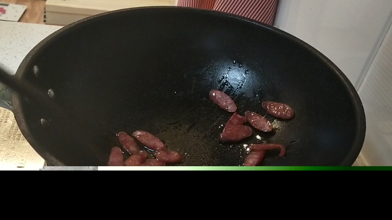五分鐘快手早餐菜-臘腸蒜苗的做法-咸鮮味炒菜譜