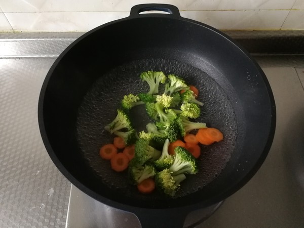 配粥小菜，培根胡蘿卜炒西藍花，營養(yǎng)搭配的做法-咸鮮味炒菜譜