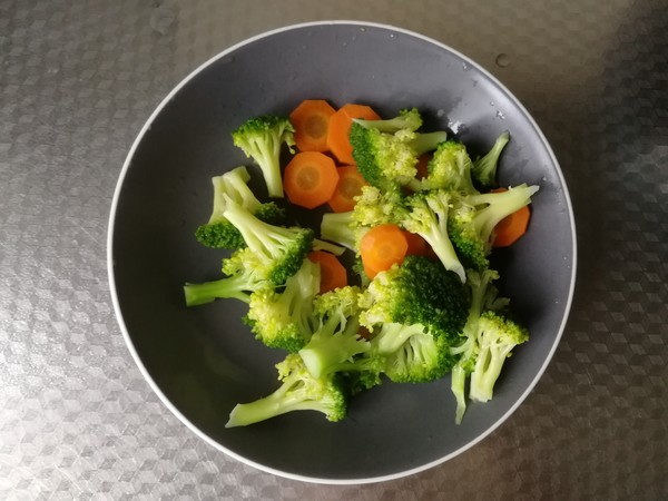 配粥小菜，培根胡蘿卜炒西藍花，營養(yǎng)搭配的做法-咸鮮味炒菜譜