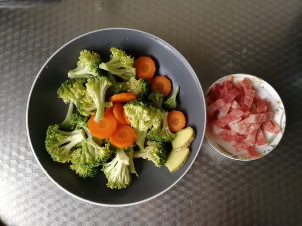 配粥小菜，培根胡蘿卜炒西藍花，營養(yǎng)搭配的做法-咸鮮味炒菜譜