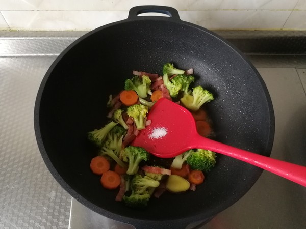 配粥小菜，培根胡蘿卜炒西藍花，營養(yǎng)搭配的做法-咸鮮味炒菜譜
