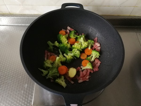 配粥小菜，培根胡蘿卜炒西藍花，營養(yǎng)搭配的做法-咸鮮味炒菜譜