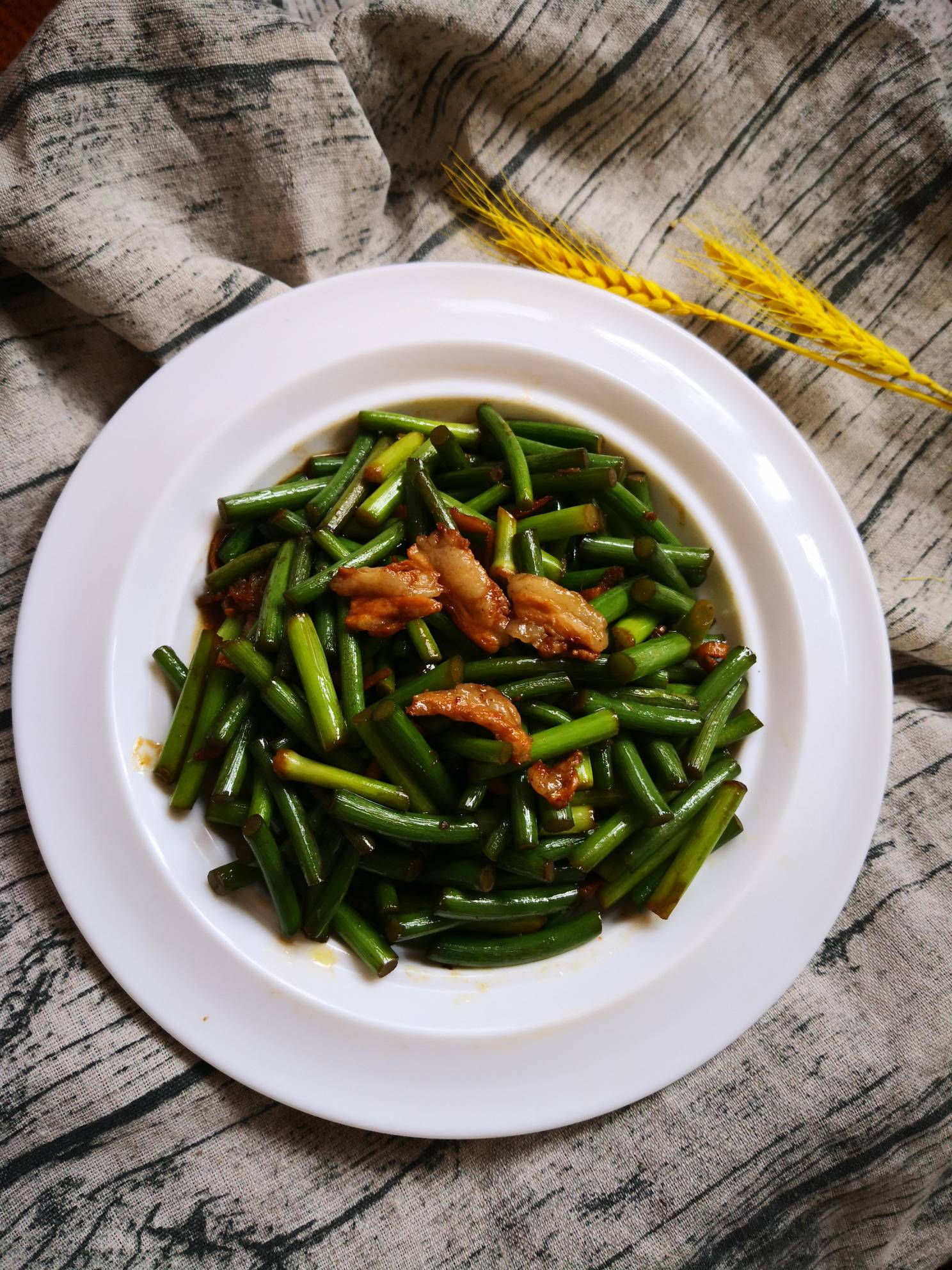 排骨肉炒蒜苔的做法-家常味炒菜譜-易網健康養生網 排骨肉炒蒜苔的做法-家常味炒菜譜