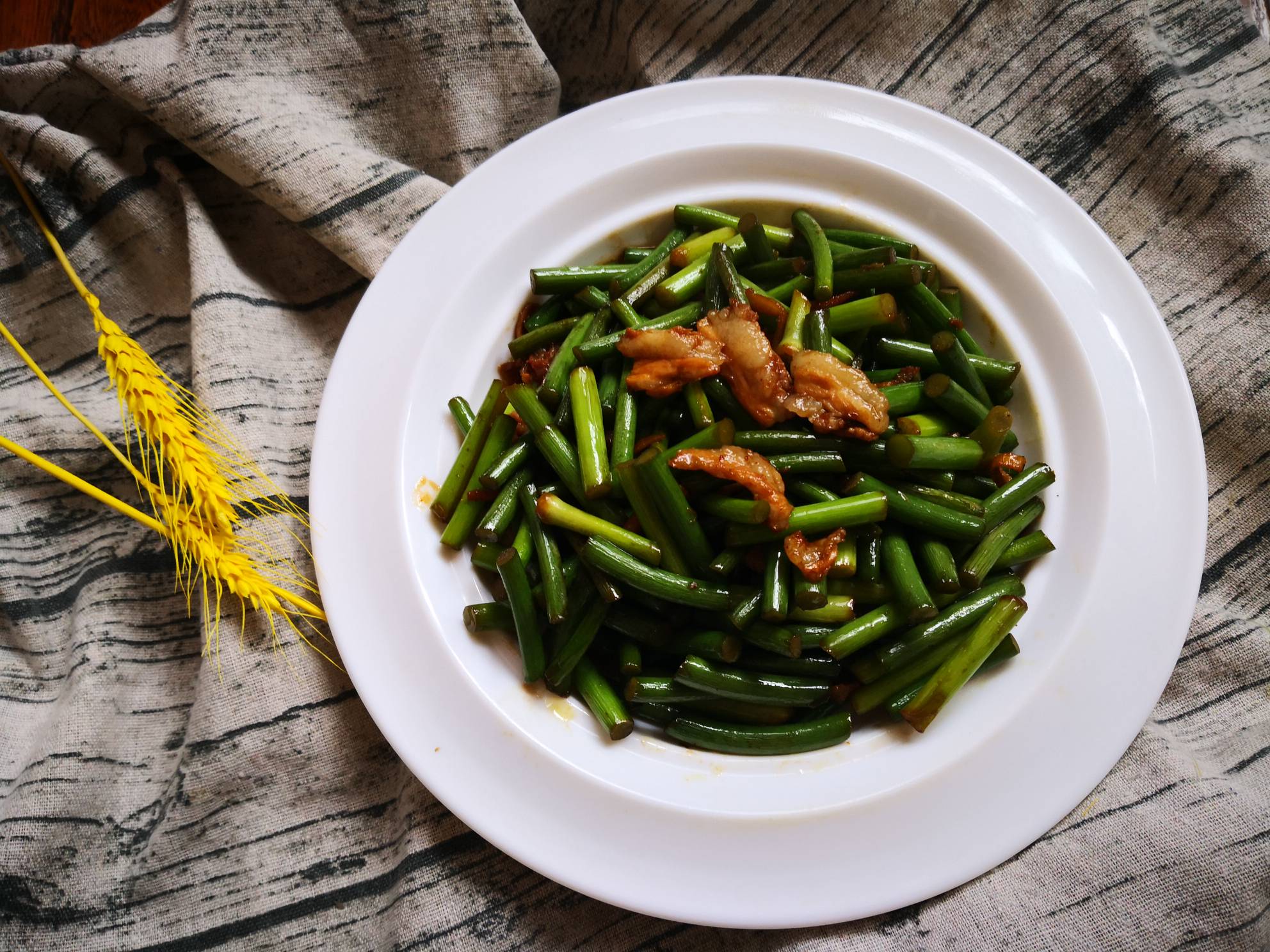 排骨肉炒蒜苔的做法-家常味炒菜譜-易網健康養生網 排骨肉炒蒜苔的做法-家常味炒菜譜
